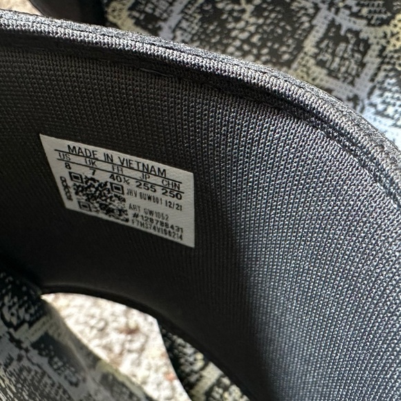 Women’s ADIDAS Slides Size 8 - Picture 4 of 4